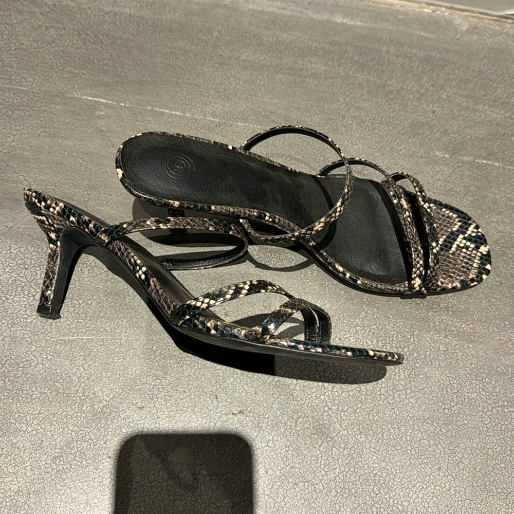 Snakeskin black/nude mules - urban outfitters